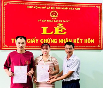 UBND xã Ea Wy trao giấy chứng nhận kết hôn có yếu tố nước ngoài, góp phần xây dựng gia đình hạnh phúc